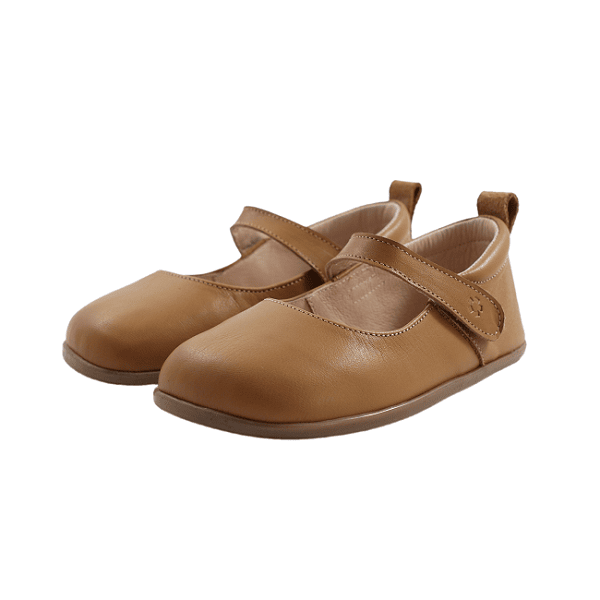 Calzado barefoot anatómico Hada Mandorla en tono almendra. Merceditas barefoot ideales para una ocasión especial o para el día a día. En piel. Fabricadas en España. Suaves y flexibles. Modelo merceditas respetuosas Papes.
