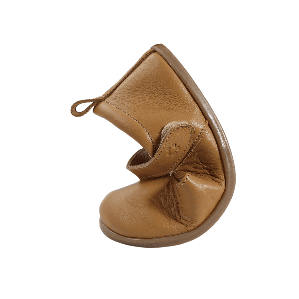 Modelo barefoot Hada Mandorla para niñas, color mandorla. Zapatos barefoot para niños de la marca Papes. Hechos en España con piel.