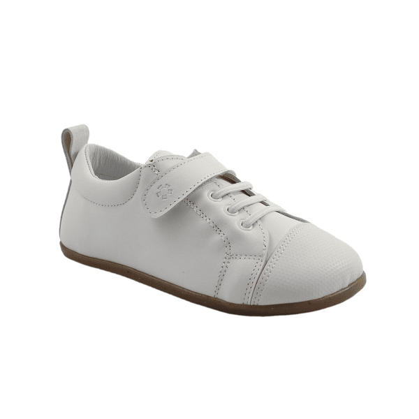 Zapatos barefoot infantiles Boria Luna en piel blanca, suela fina de 3 mm, flexibles y anatómicos para pies anchos, fabricados a mano en España