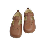 Sandalia barefoot infantil Brisa Castaña con diseño anatómico, ideal para pies anchos y con empeine medio o alto