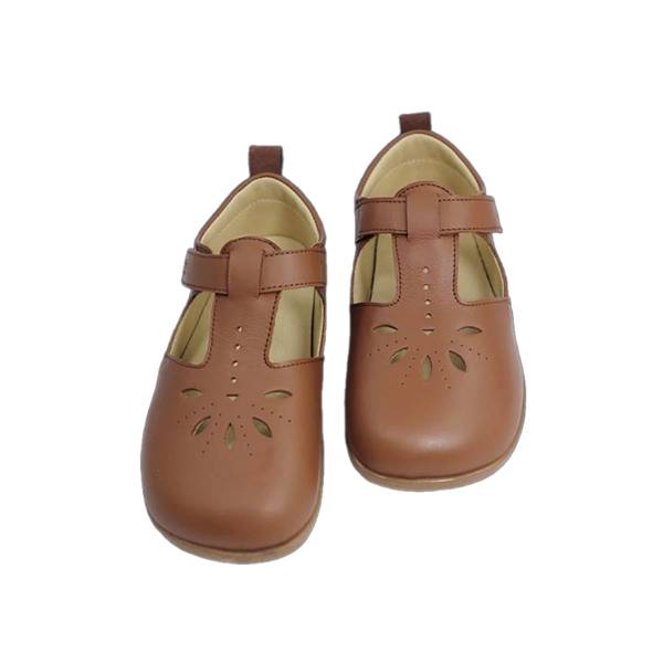 Sandalia barefoot infantil Brisa Castaña con diseño anatómico, ideal para pies anchos y con empeine medio o alto