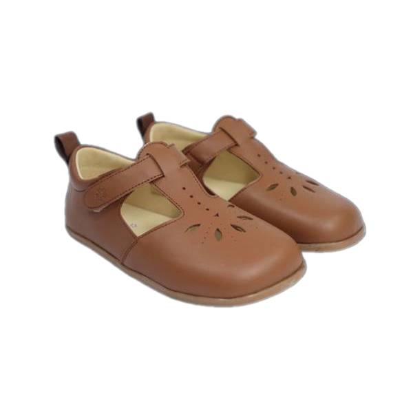 Sandalia barefoot Brisa Castaña sin contrafuerte, que respeta la forma natural del pie y favorece su desarrollo saludable
