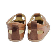 Sandalia barefoot infantil Marea Castaña con puntera cerrada anatómica, ideal para pies anchos y con empeine medio o alto