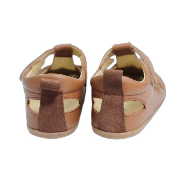 Sandalia barefoot infantil Marea Castaña con puntera cerrada anatómica, ideal para pies anchos y con empeine medio o alto