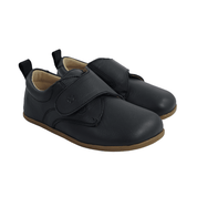 Par de zapatos respetuosos infantiles, de color azul marino. Modelo Tico Navy de la marca de zapatos barefoot infantil Papes. Hecho en España
