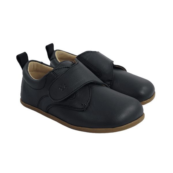 Par de zapatos respetuosos infantiles, de color azul marino. Modelo Tico Navy de la marca de zapatos barefoot infantil Papes. Hecho en España