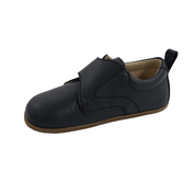 Calzado barefoot Tico Navy visto desde el lateral, sin drop y plantilla interior. Zapato barefoot de piel de alta calidad, hecho en España.