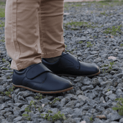 Zapato respetuoso Tico Navy visto desde delante, puntera ancha y piel suave. Calzado barefoot infantil.