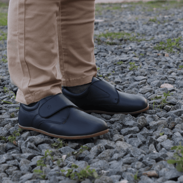 Zapato respetuoso Tico Navy visto desde delante, puntera ancha y piel suave. Calzado barefoot infantil.